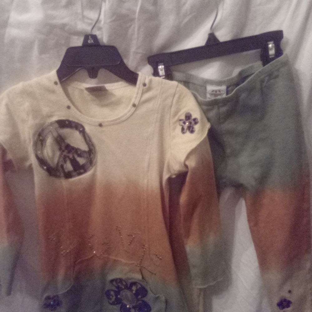 Girls two piece long sleeve shirt and leggings